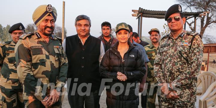 Aishwarya Rai Bachchan Spend Time with BSF 'Jawans' While Shooting for Sarabjit