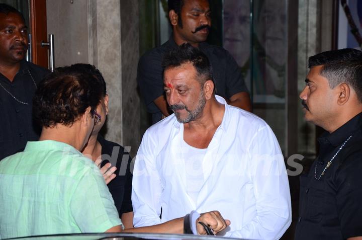 Vidhu Vinod Chopra Visits Sanjay Dutt at his Home!