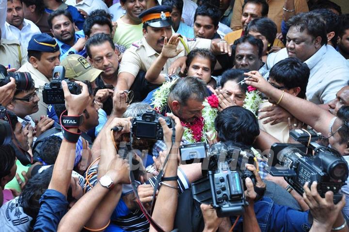 Sanjay Dutt Arrives at Home!