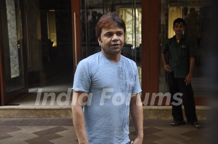 Rajpal Yadav Meets Sanjay Dutt at his Home!