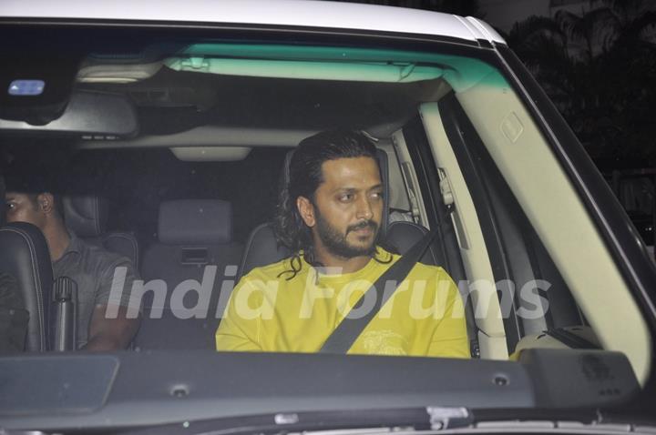 Riteish Deshmukh Meets Sanjay Dutt at his Home!