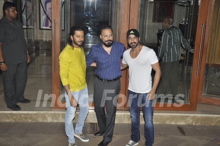 Ashish Chowdhry and Riteish Deshmukh Meets Sanjay Dutt at his Home!