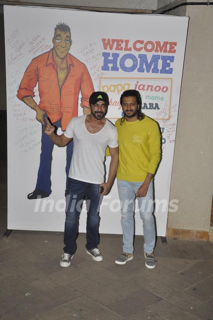 Ashish Chowdhry and Riteish Deshmukh Meets Sanjay Dutt at his Home!