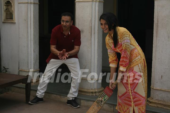 Ajai Sinha and Sonali Nikam Plays Cricket on sets of Aadhe Adhoore