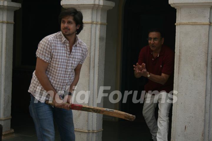 Rohit Bharadwaj and Ajai Sinha Plays Cricket on sets of Aadhe Adhoore
