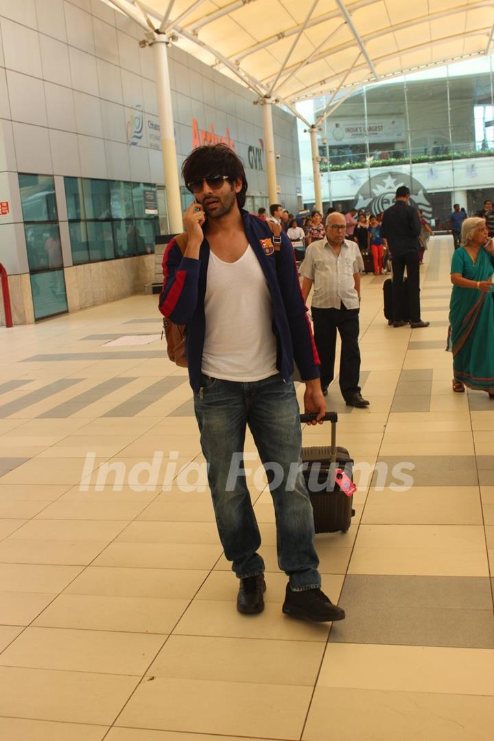 Kartik Aaryan Snapped at Airport