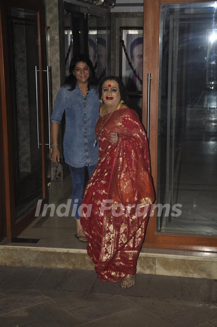 Priya Dutt Meets Sanjay Dutt at his Residence!