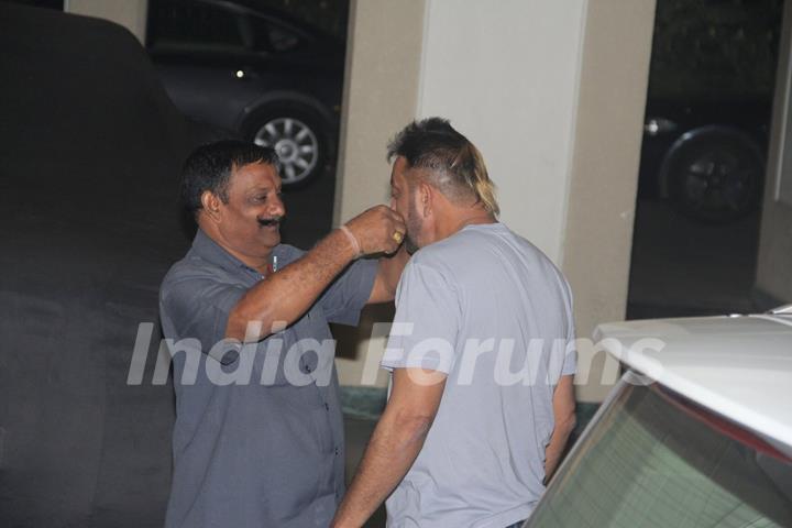 Celebs Meet Sanjay Dutt at his Residence!