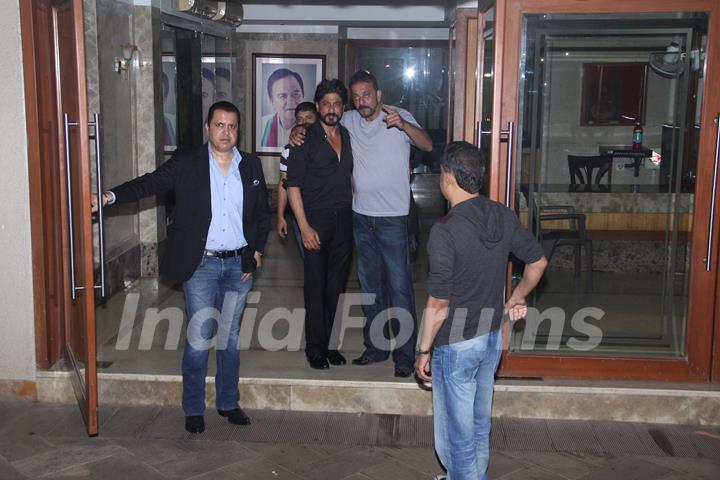 Shah Rukh Khan Meets Sanjay Dutt at his Residence!