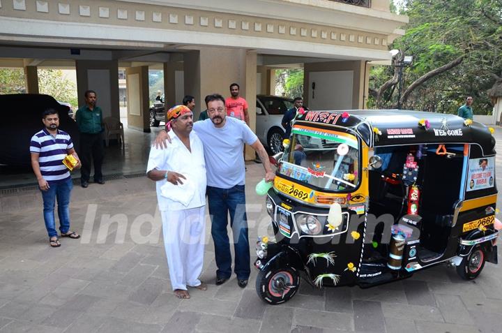 Sanjay Dutt poses with his Fan