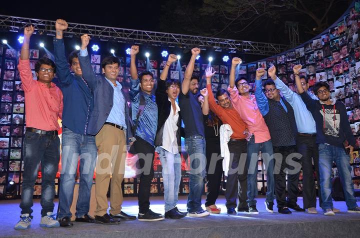 Shah Rukh Khan poses with his Fans at Trailer Launch of 'FAN'