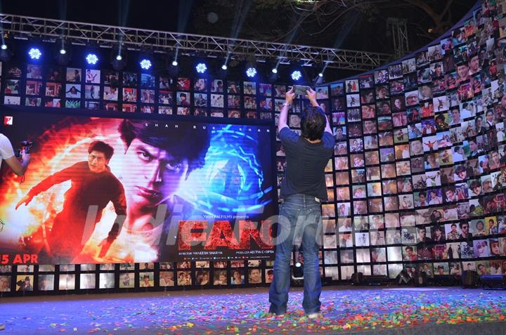 Shah Rukh Khan takes a selfie with Fans at Trailer Launch of 'FAN'