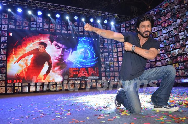 Shah Rukh sports his Fan tattoo at Trailer Launch of 'FAN'