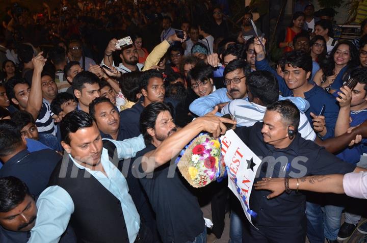 Shah Rukh Khan Mobbed by the media at Trailer Launch of 'FAN'