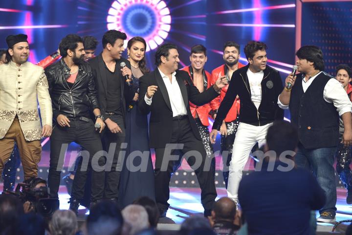 Govinda shakes a leg with the Singers at Mirchi Music Awards 2016