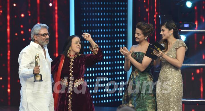 Sanjay Leela Bhansali with Ila Arun at Mirchi Music Awards 2016