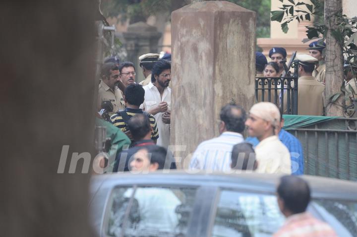 Shah Rukh Khan snapped shooting for Raees at Parsi Gymkhana at Dadar