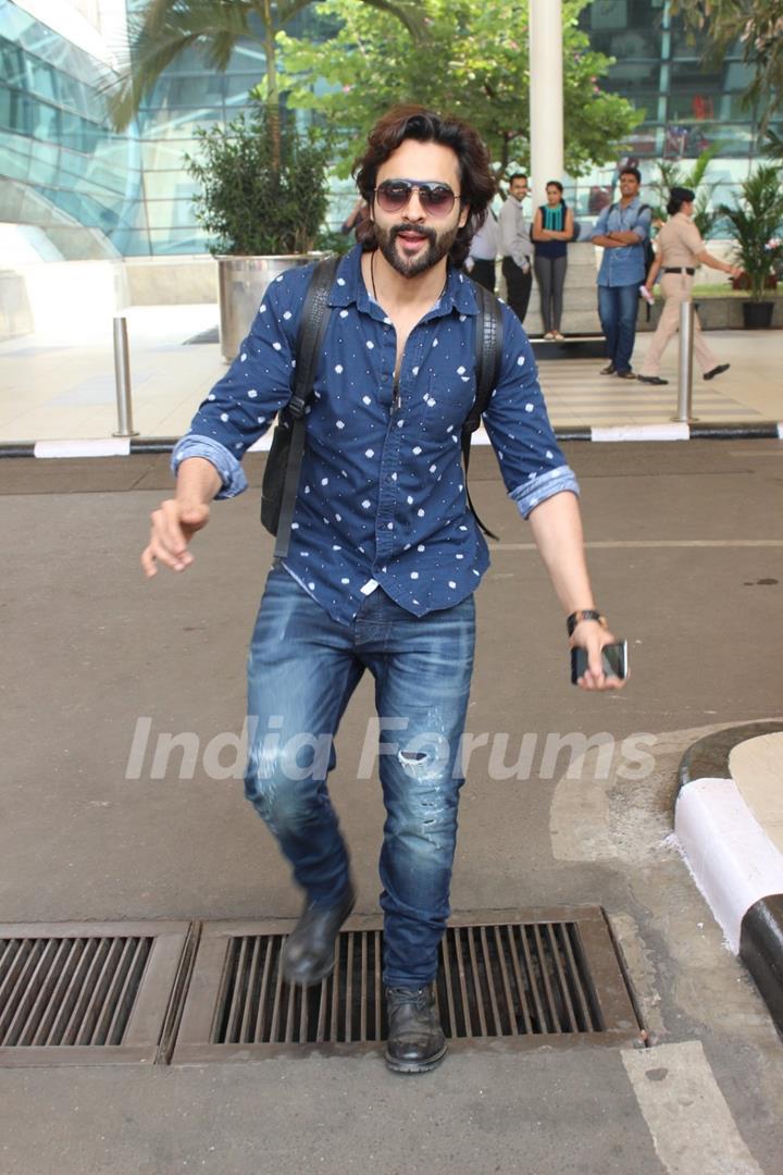 Jackky Bhagnani spotted at Airport!