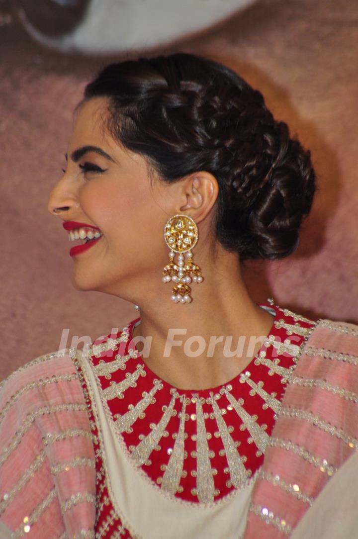 Sonam Kapoor Looks Beautiful at Promotional Event of 'Neerja'