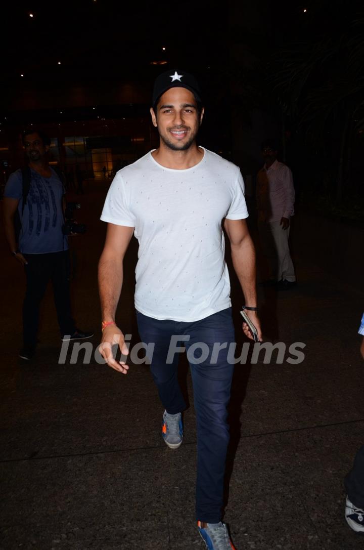 Sidharth Malhotra spotted at Airport!