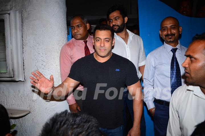 Superstar Salman Khan Snapped at Olive Post dinner of Malaika's parent's anniversary