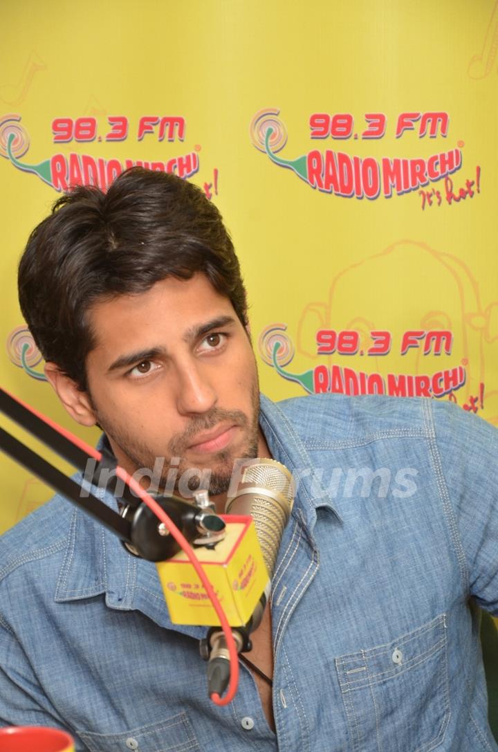 Sidharth Malhotra Goes Live on Radio Mirchi for Promotions of 'Kapoor & Sons'