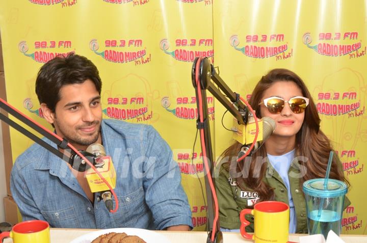 Sidharth Malhotra and Alia Bhatt Goes Live on Radio Mirchi for Promotions of 'Kapoor & Sons'