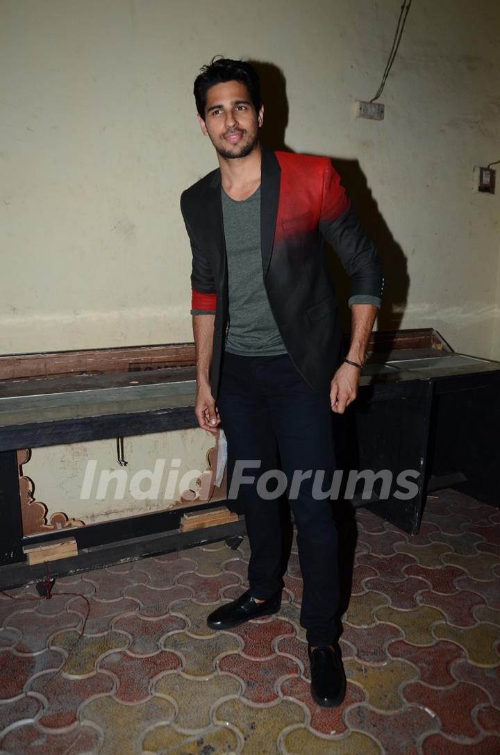 Sidharth Malhotra at Kapoor & Sons Promotions on Comedy Nights Bachao