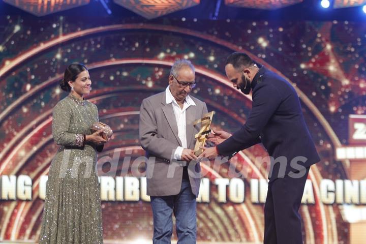 Rohit Shetty presents Lifetime Achievment Award to Veeru Devgn