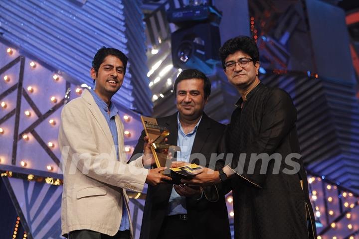 Varun Grover receives Best Lyrics Award from Prasoon Joshi for Moh Moh Ke Dhaage