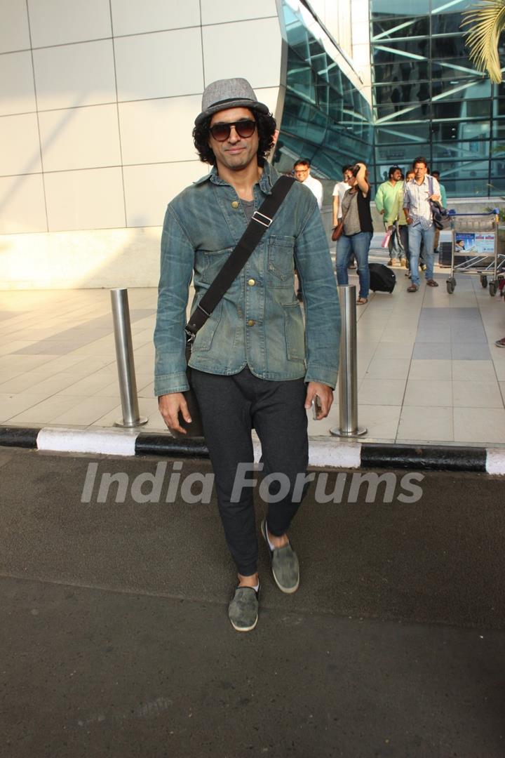 Farhan Akhtar Snapped at Airport