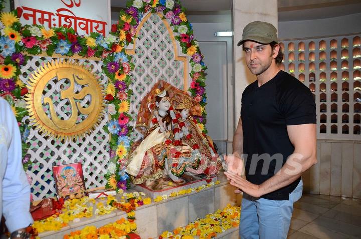 Hrithik Roshan performs Mahashivratri Pooja with Family