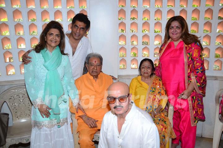 Hrithik Roshan and Rakesh Roshan performs Mahashivratri Pooja with Family