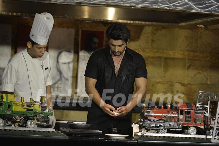 Arjun Kapoor Cooks for Kareena Kapoor!