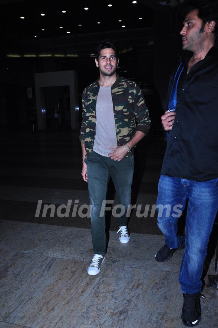 Sidharth Malhotra Snapped at Airport