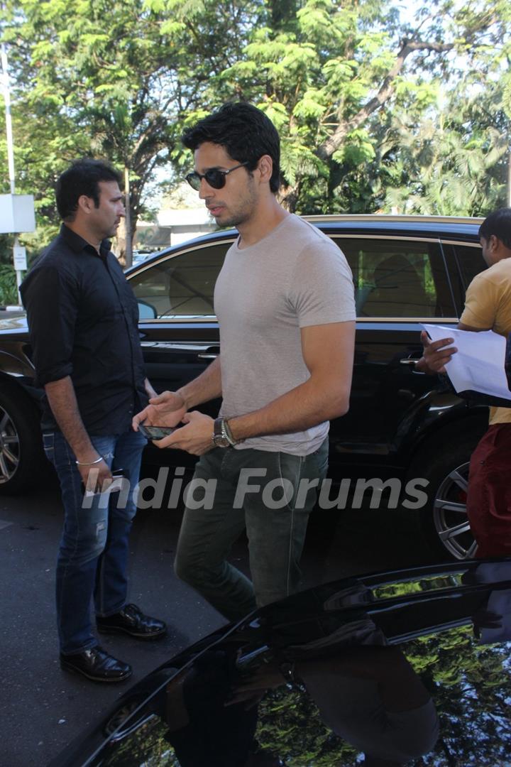 Sidharth Malhotra Snapped at Airport