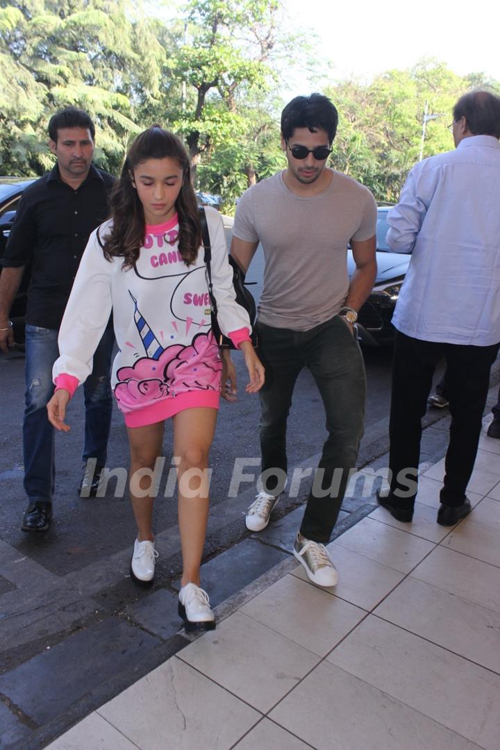 Sidharth Malhotra and Alia Bhatt Snapped at Airport