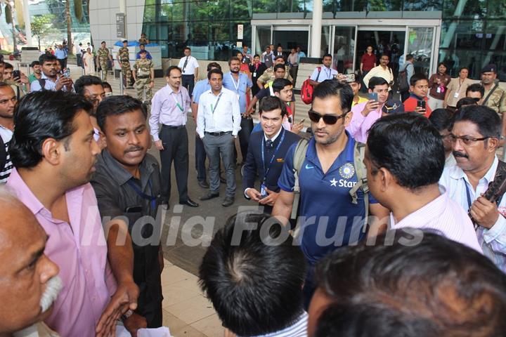 Mahendra Singh Dhoni Snapped at Airport