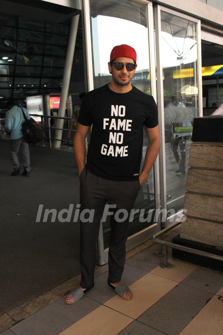 Sidharth Malhotra Snapped at Airport