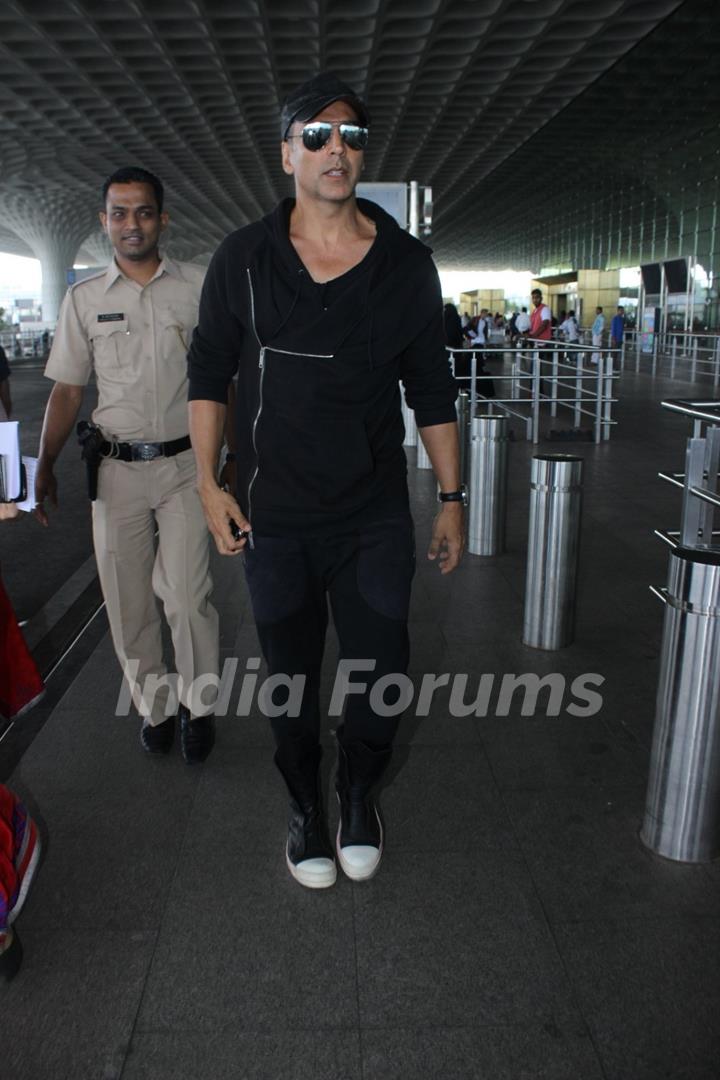 Akshay Kumar Snapped at Airport