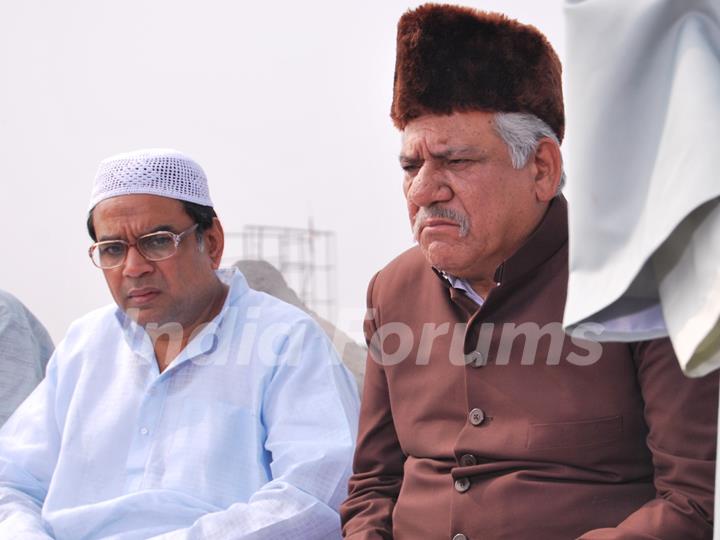 Om Puri and Paresh Rawal looking tensed