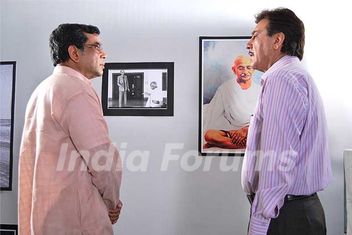 Paresh Rawal talking to Javed Sheikh