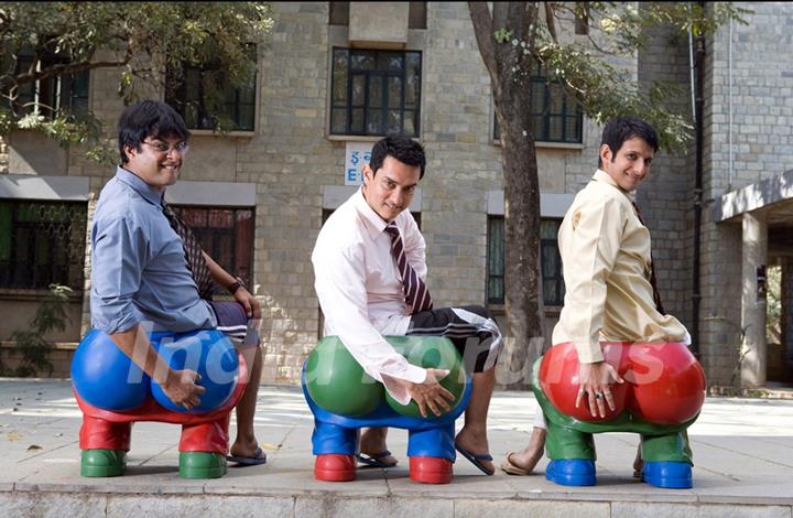 Aamir Khan, R Madhavan and Sharman Joshi in the movie 3 Idiots