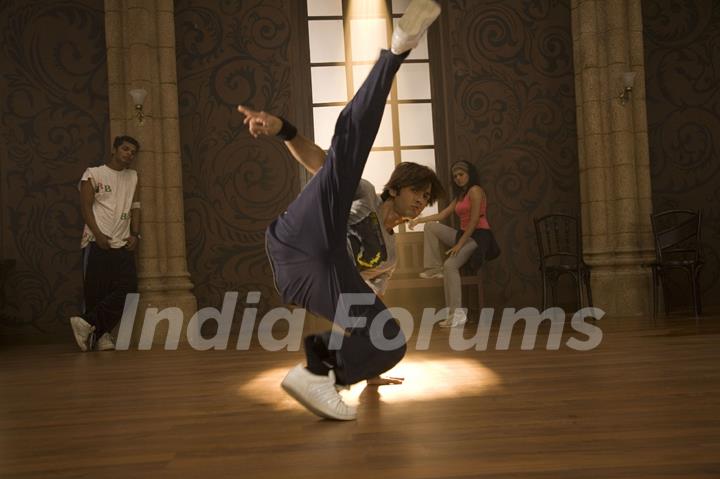 Shahid Kapoor practising dance on the dance floor