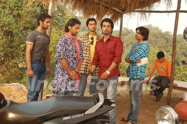 Kunal Karan Kapoor, Arhaan Behll with their friends in the show Pratigya