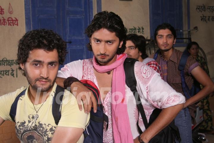 A still of Kunal Karan Kapoor with his friends from the show Pratigya