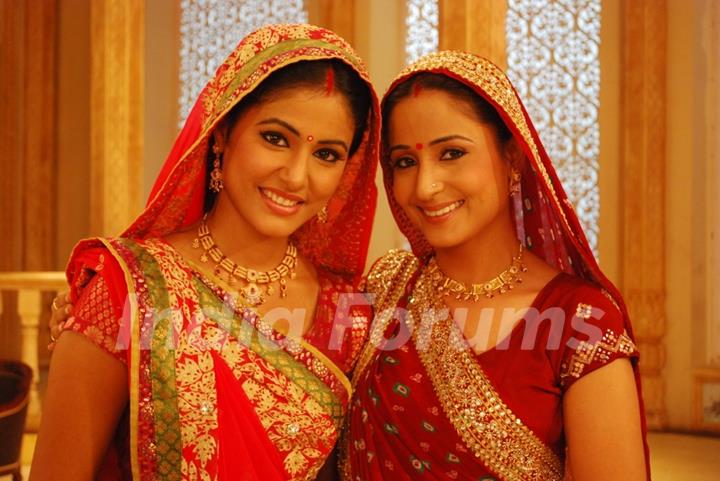 Rajshri and Akshra as mother and daughter