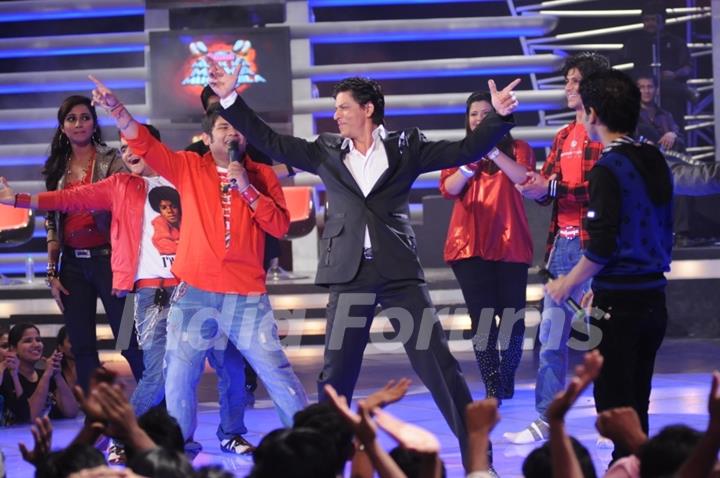 King Khan shaking a leg with the contestants of Music ka Mahamuqqabala