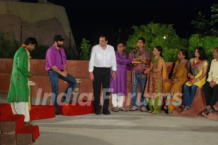 Dharmendra and Sunny With Contestant