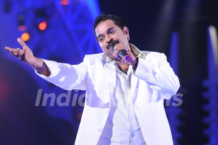 Shankar perfoming on the show Music Ka Maha Muqqabla